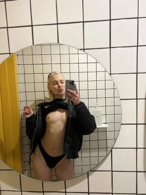 Morning titties to start off your day 😋😚 by muza_in_love