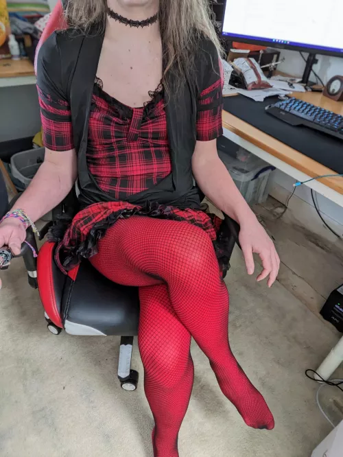 Someone want to help me with my college assignment? Or provide a pleasant distraction 😍🥰 by ddeaepth