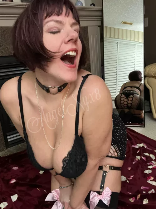 Spicy 39yo mamma giving you views of the front and back all in one pic! 😜 Ass or mouth?😈 by AngelNyx8