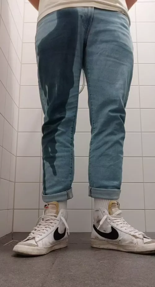 [23] Text me if you're around my age and if you love to piss yourself too by 835boy