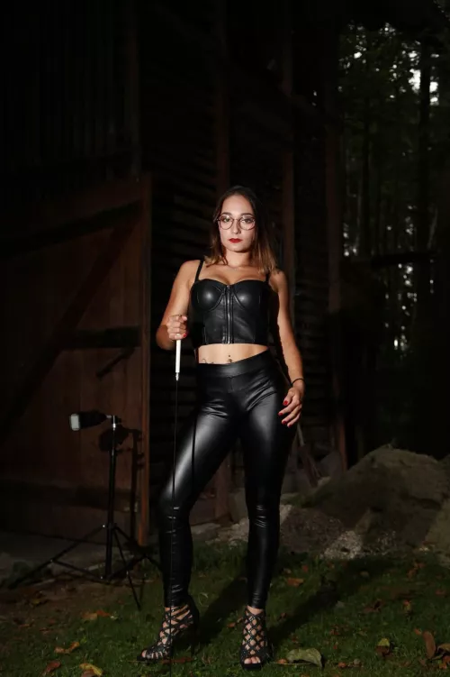 Can’t go wrong with tight black leggings [20f] by OddballRunoff