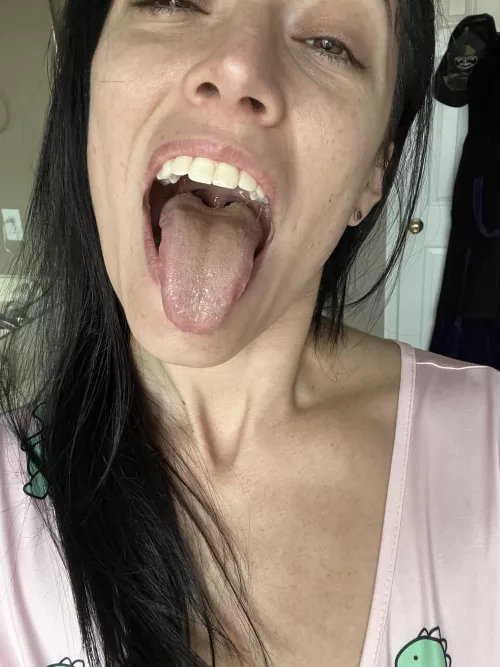 Coat my throat😈 by Athomewithember