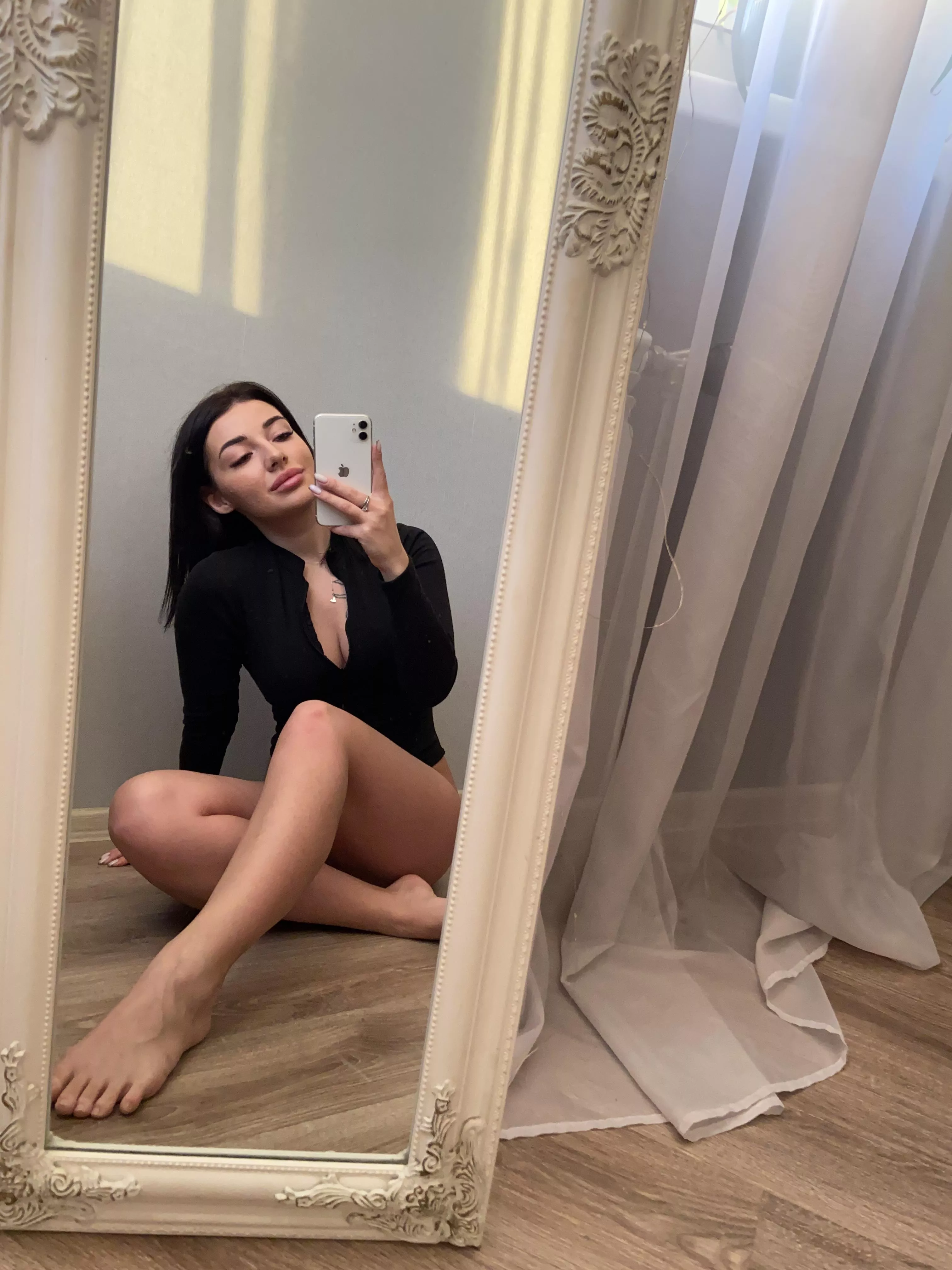 Cutie with with long legs and yummy toes posted by crazypea432