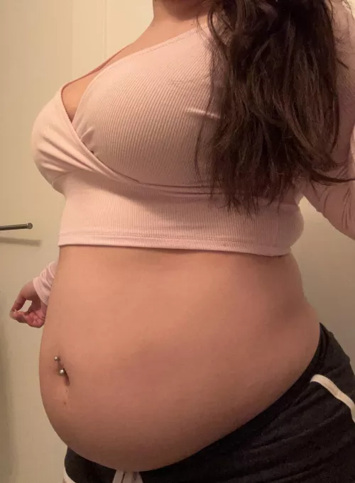 Good girls let their guts hang out😜 by Jigglynjuicy