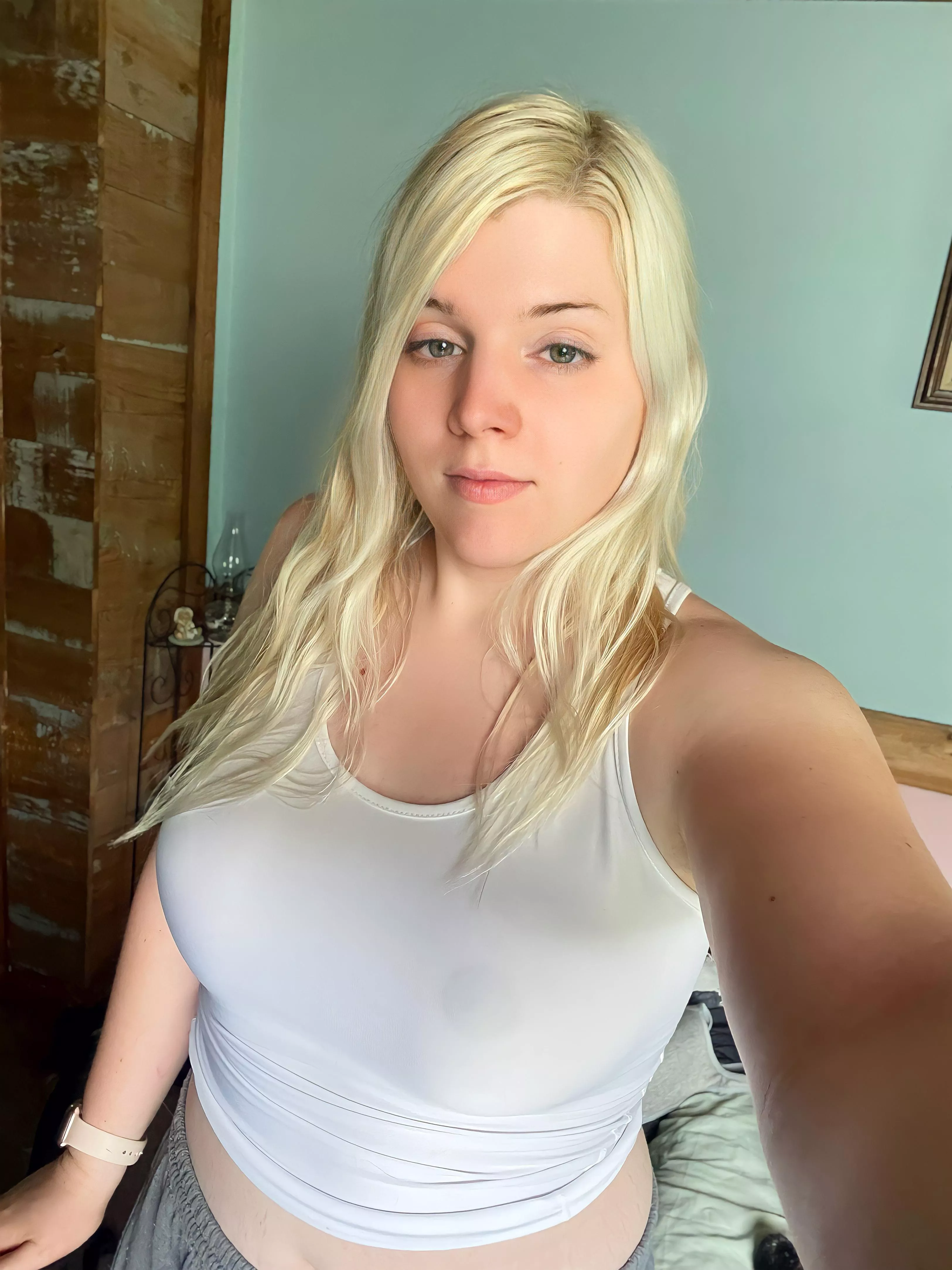 Good morning 💖 hope you don’t mind my bed head 🙈 posted by realamandarae