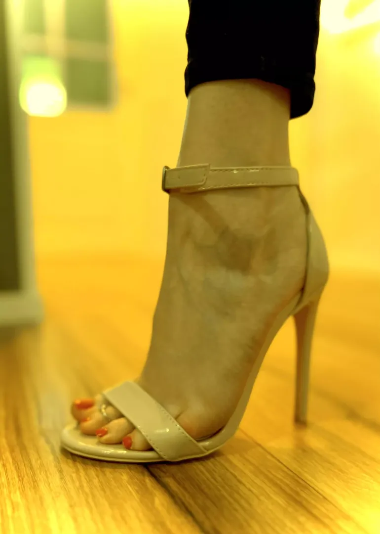 My favorite high heels 🖤💋 by EveningSheepherder95