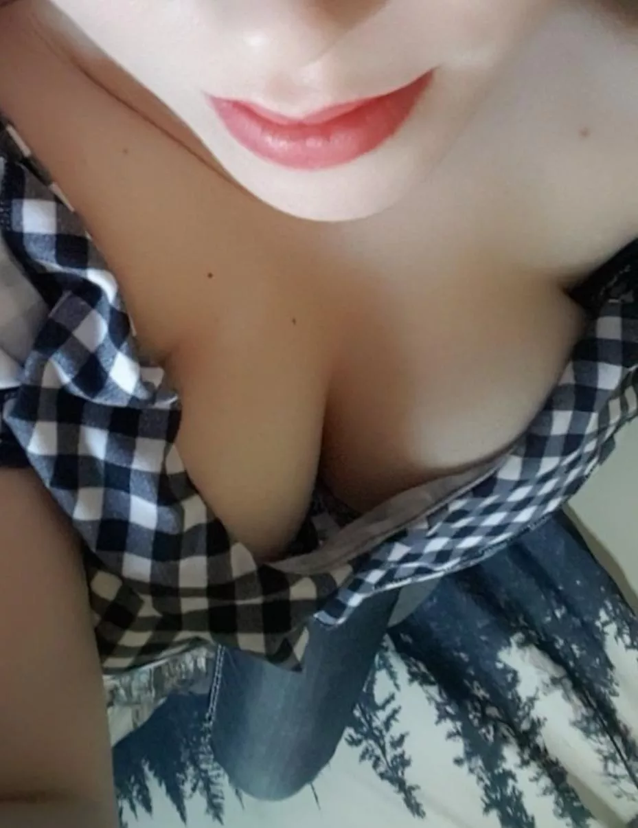 Relaxing posted by bustyonlyfans