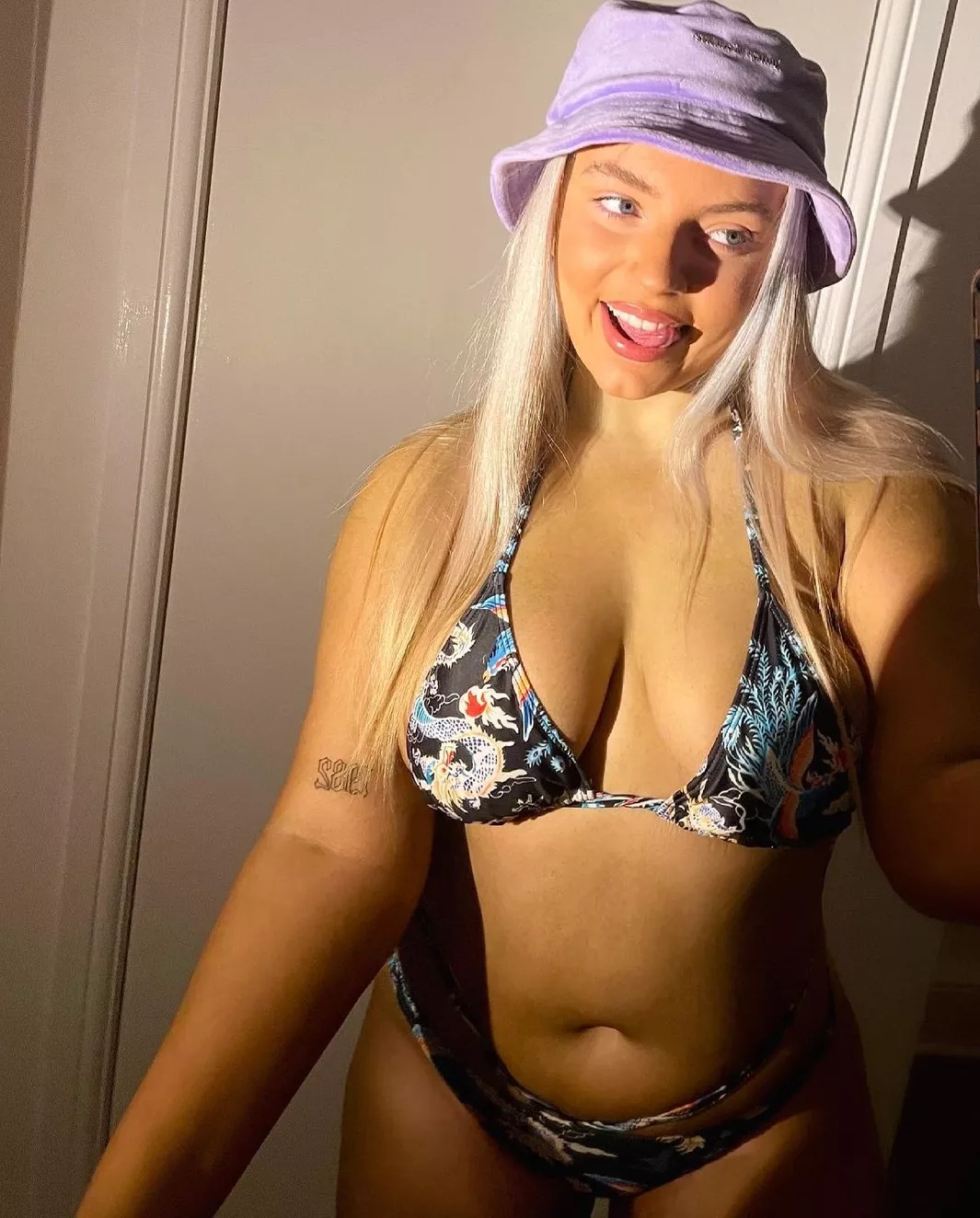 This absolutely beauty. Plenty of her. posted by ahebamns