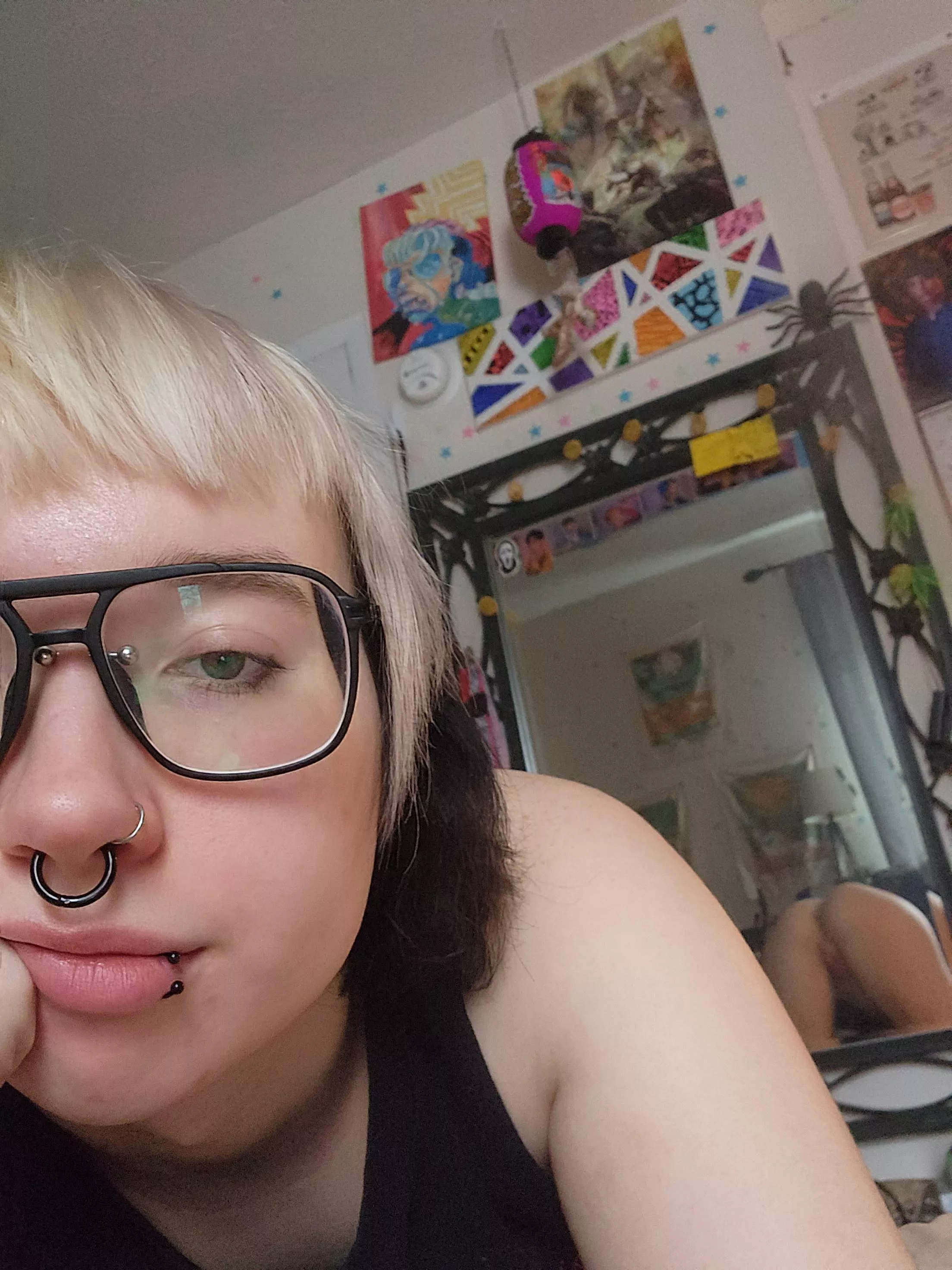 Totally normal average everyday selfie, yaknow posted by soren_vale