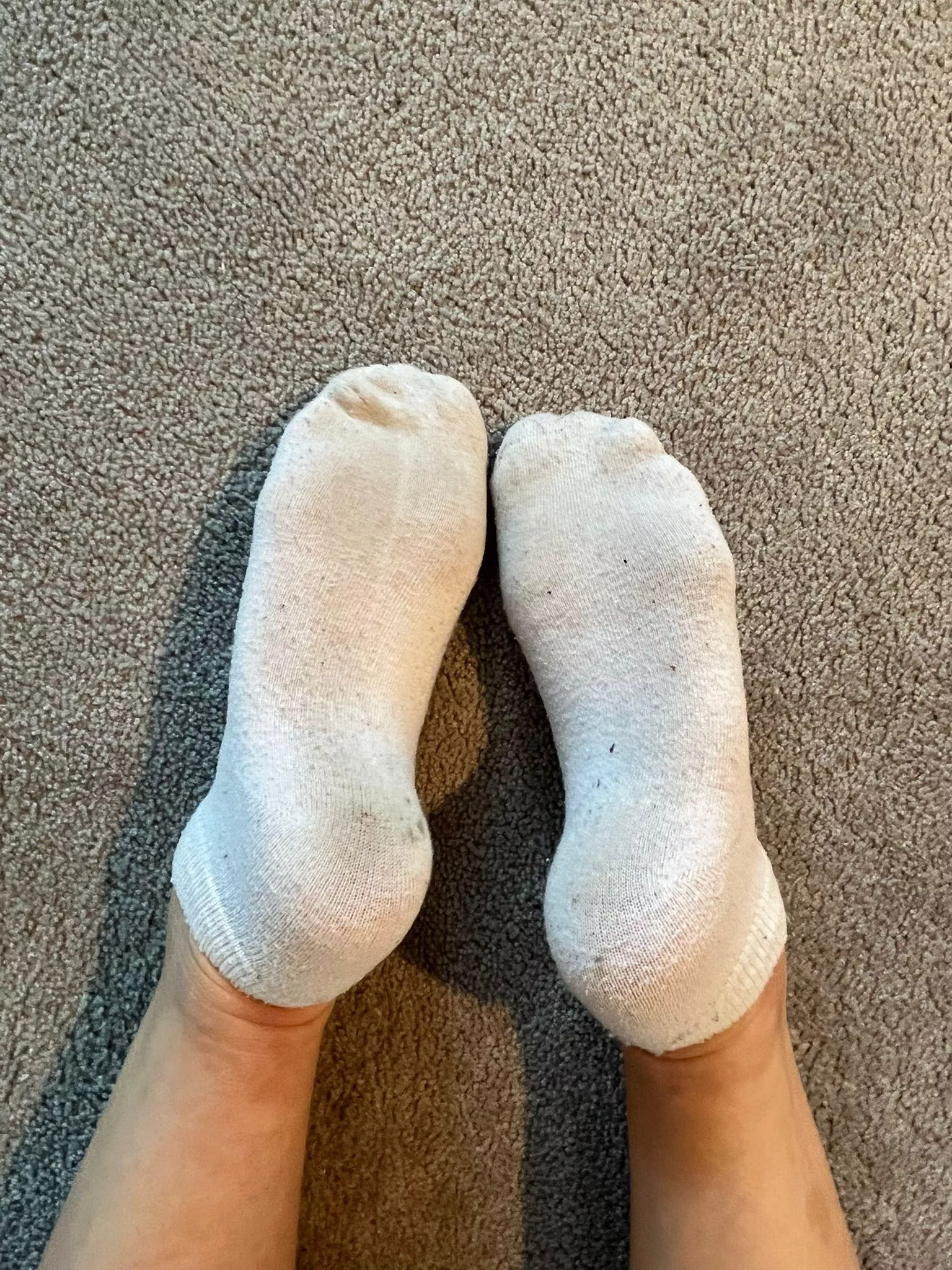 Would you sniff my socks after our date? 🤭 posted by DiamondAmyyy
