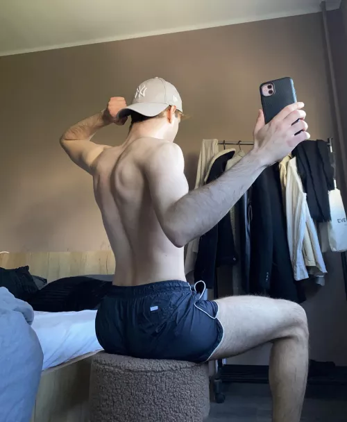 19 curious Comment what would you do if you seen this in yoou room when you wake up at morning?😈 by blasiestorwell