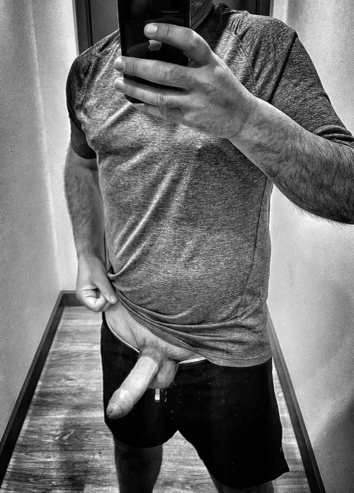 (39) dad at the gym - what would you do if you saw this in the changing room ? by Throwawaycosnakedduh