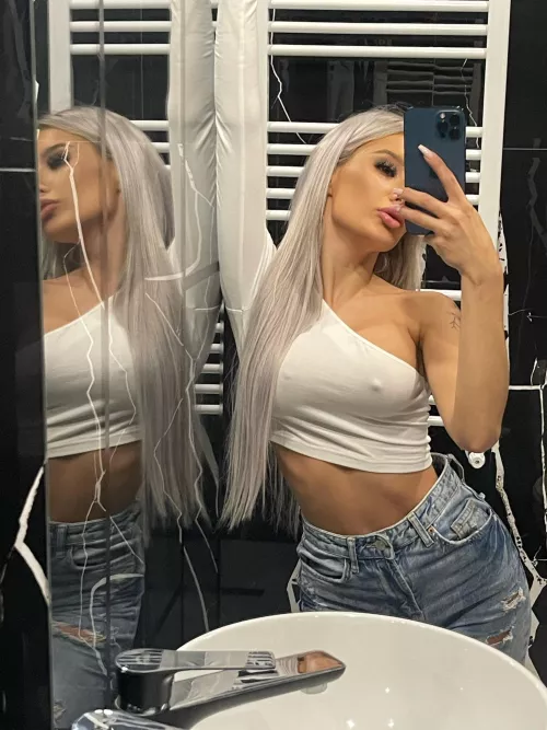 Do you like my fit tummy? by Bbyvannessa