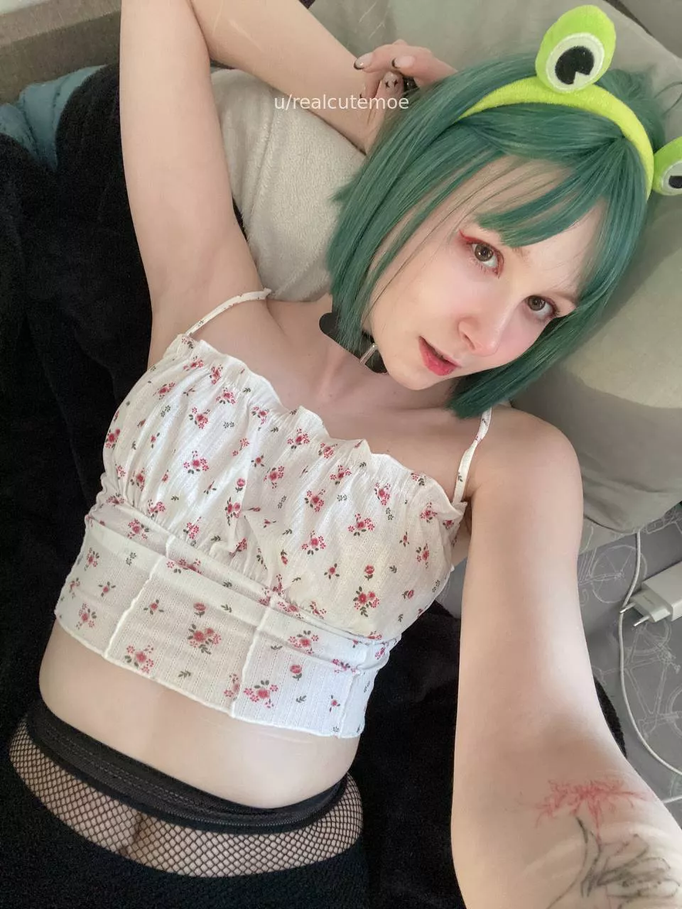 Green hair + frog band are really cute combination! posted by realcutemoe