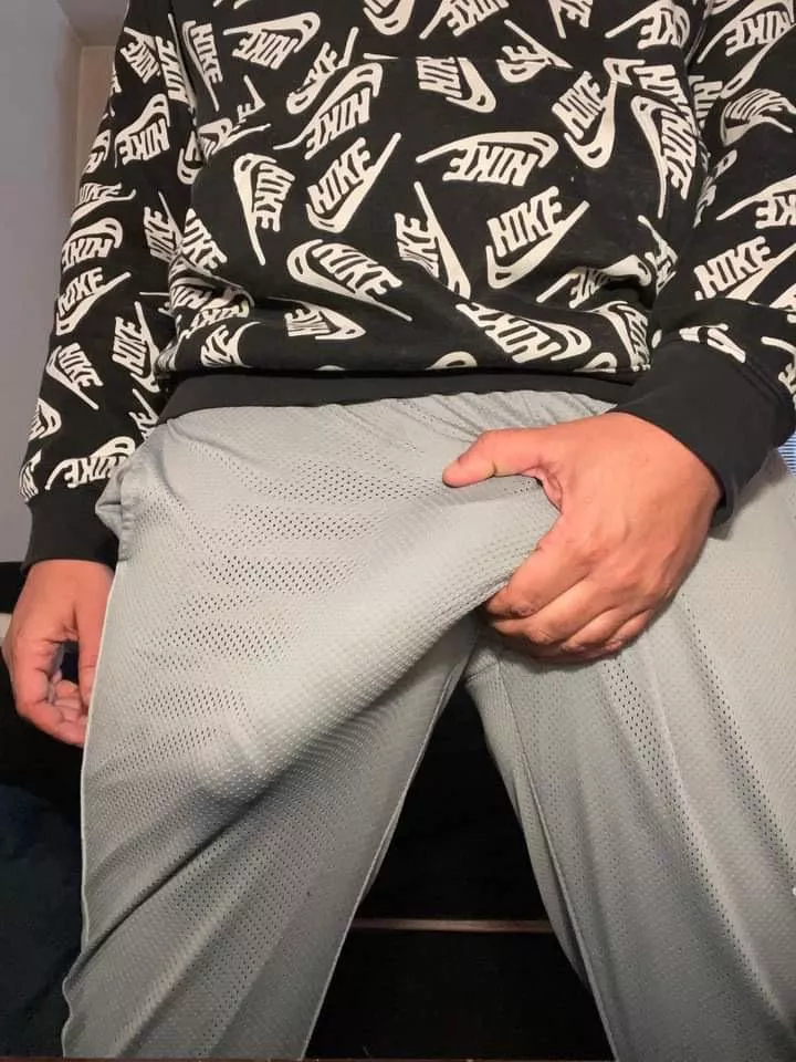 Grey sweatpants 🍆💪🏾 posted by Jlee2621