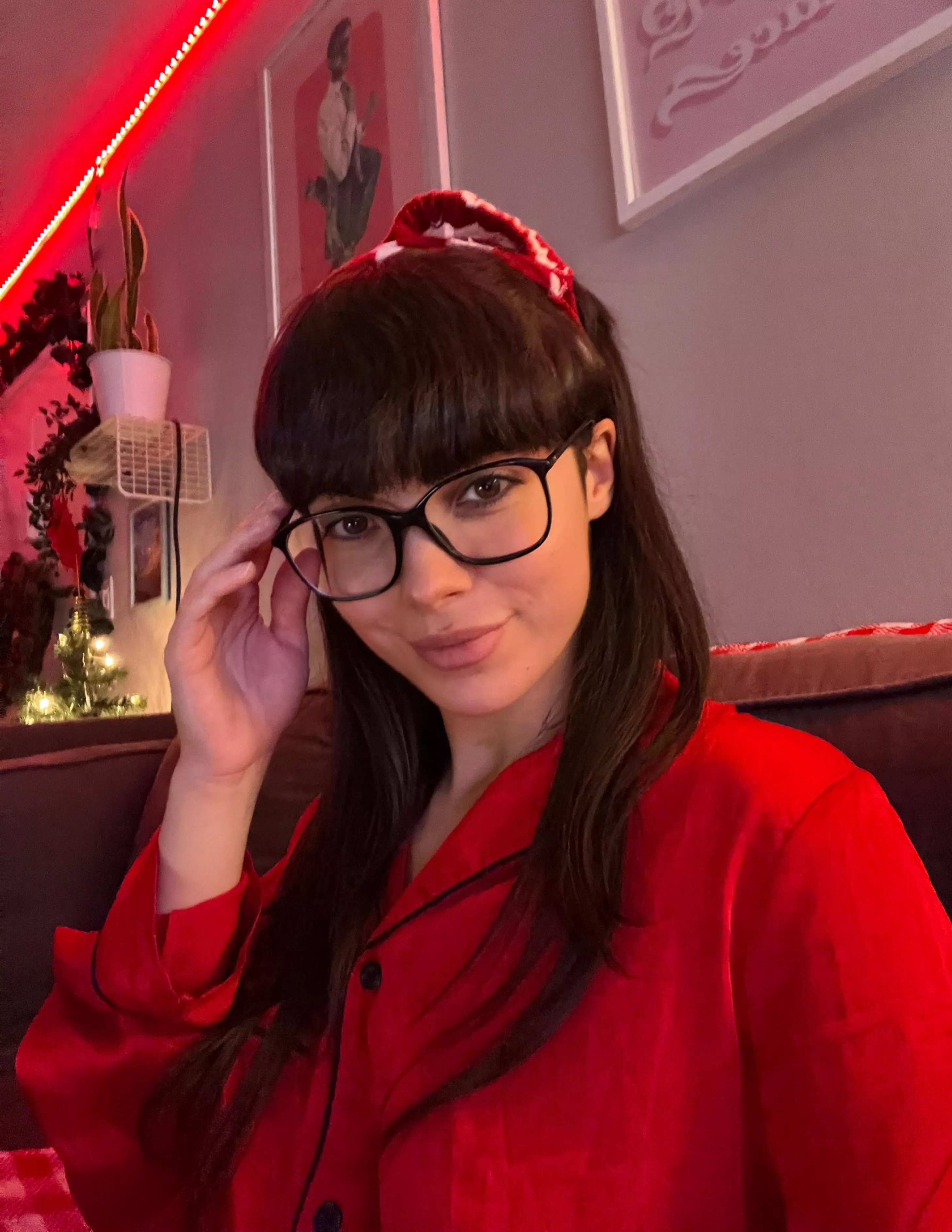 I give that good eye contact posted by MrsThiicums