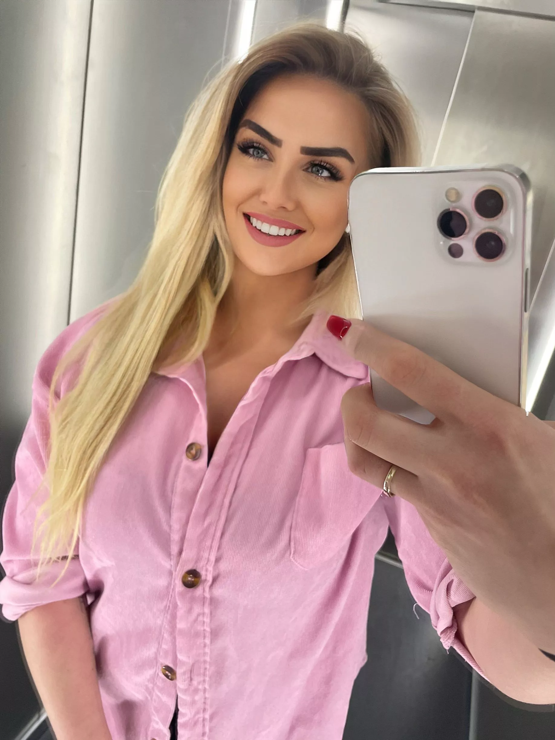 Mandatory Elevator Selfie😂 posted by itsmeSexyLove