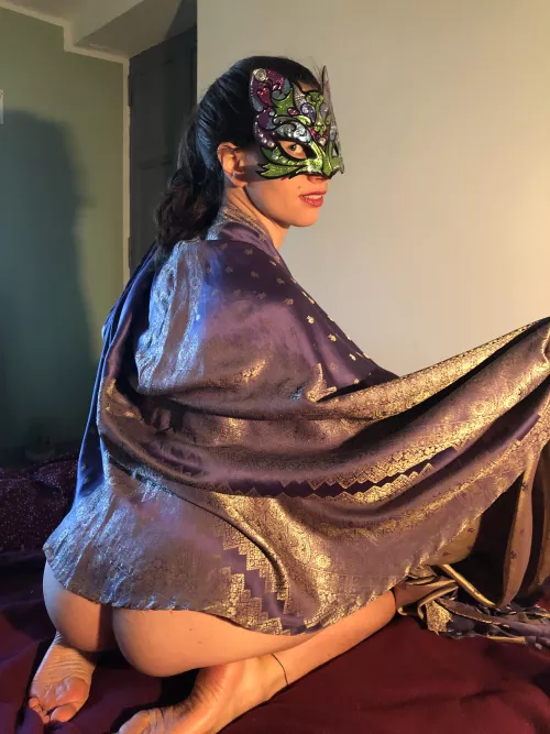 Maybe there is somebody behind my mantle ... by Gipsyblu