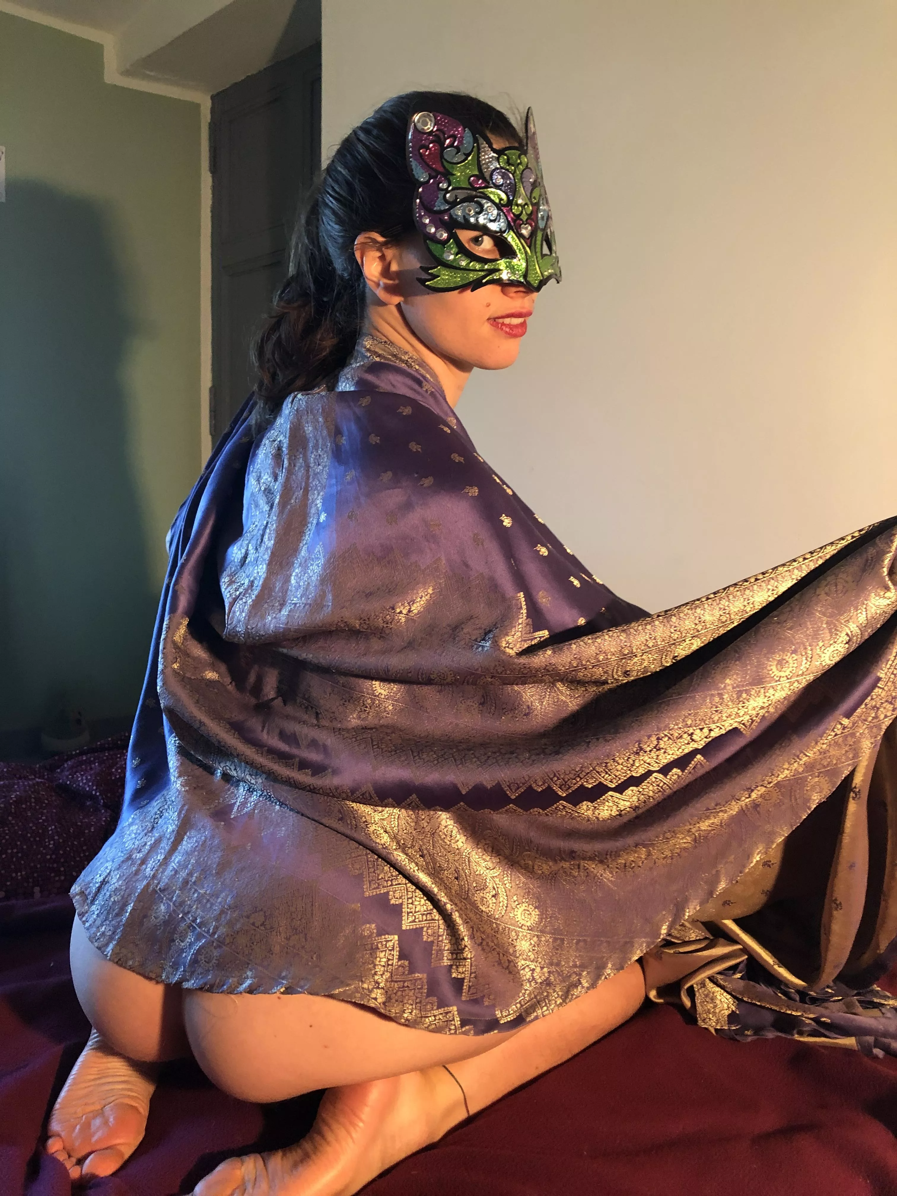 Maybe there is somebody behind my mantle ... posted by Gipsyblu