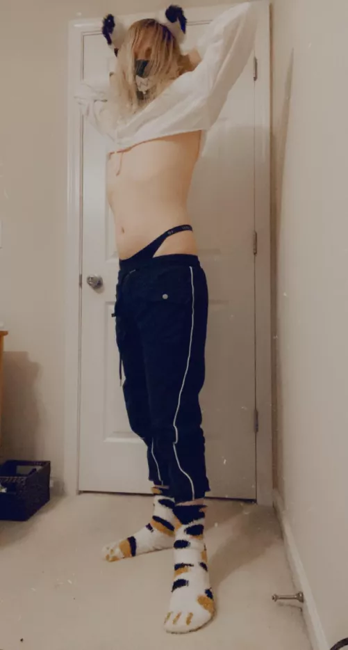 Midriff Monday :3 by Zeukiiii