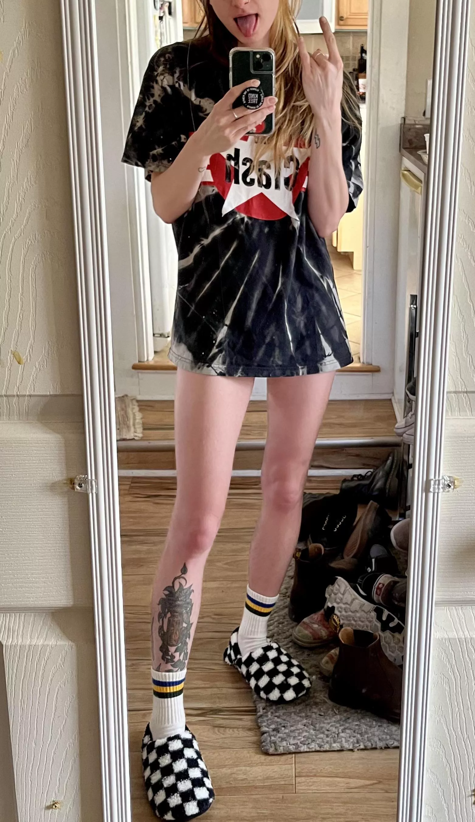Morning legs posted by stoneyghostkitten