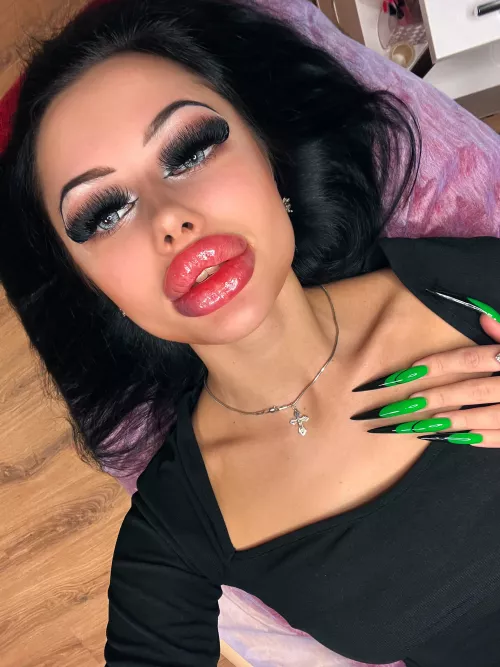 My DSL pillows and extra long claws 💚🖤 by Fine-Ad2329