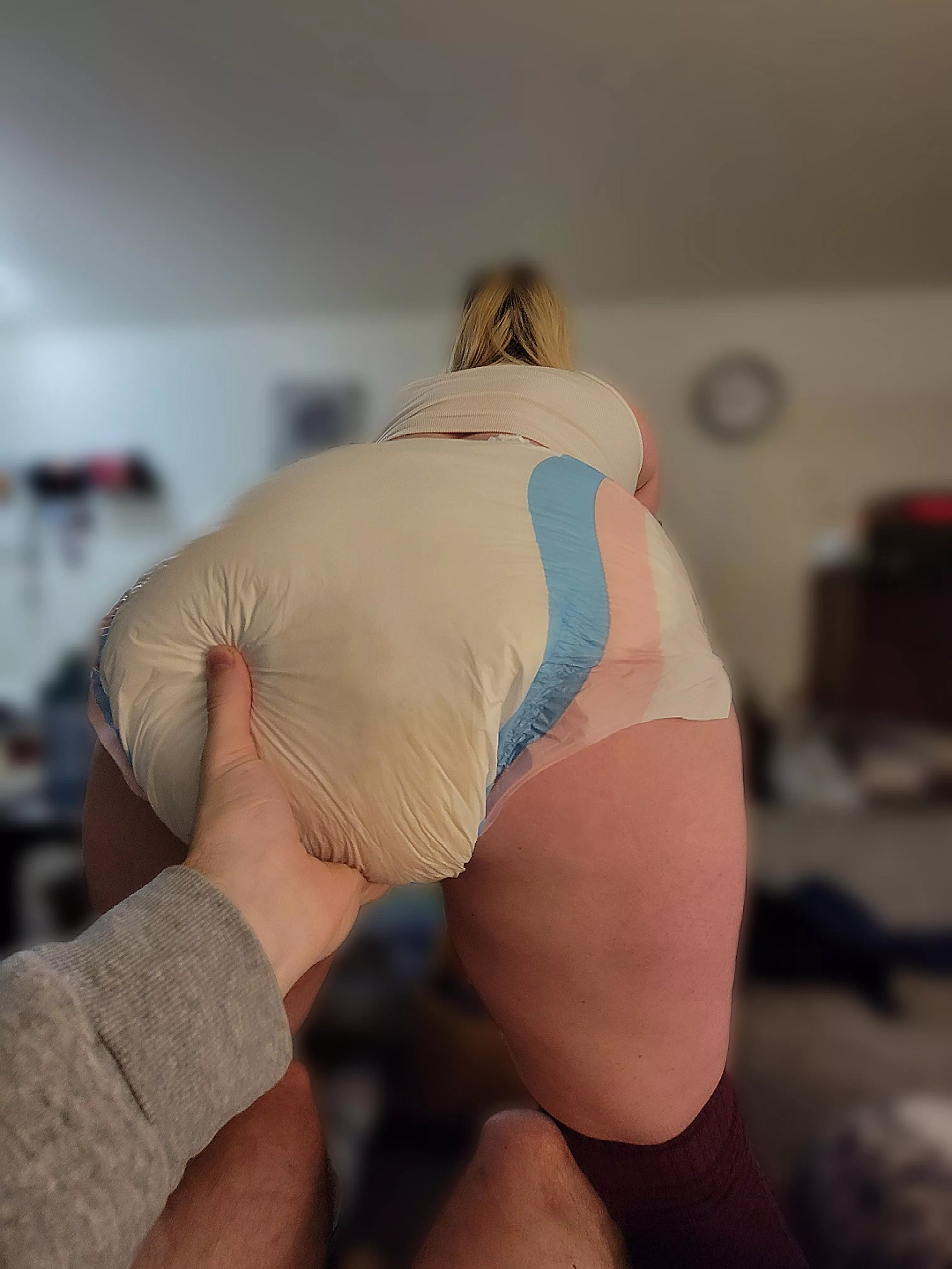 squish squish 💦💛 posted by acuteacorn