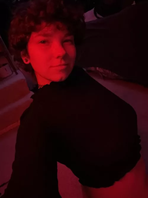 This red light is perfect for getting hot and heavy by _Purrrsephone_