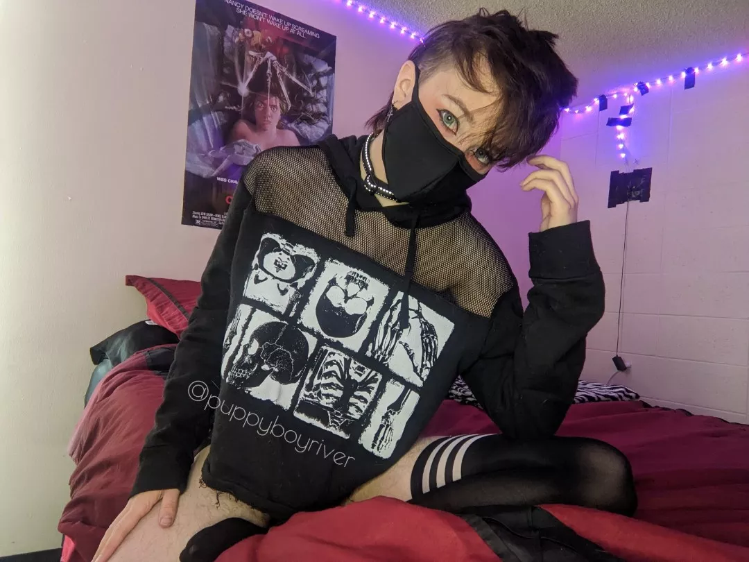 wanna play video games? maybe kiss a lil bit posted by puppyboyriver