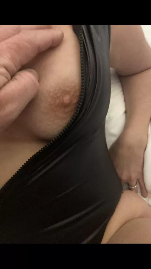 Who wants to suck my tits by ukhotwife6969