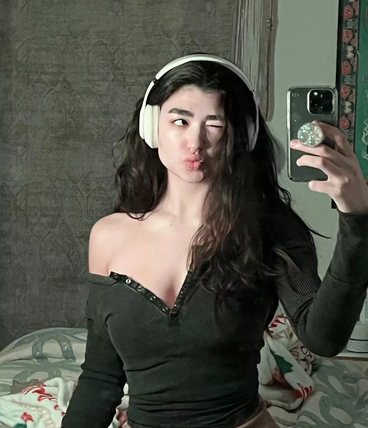 Who’s around rn? 😈 posted by 333Natalia