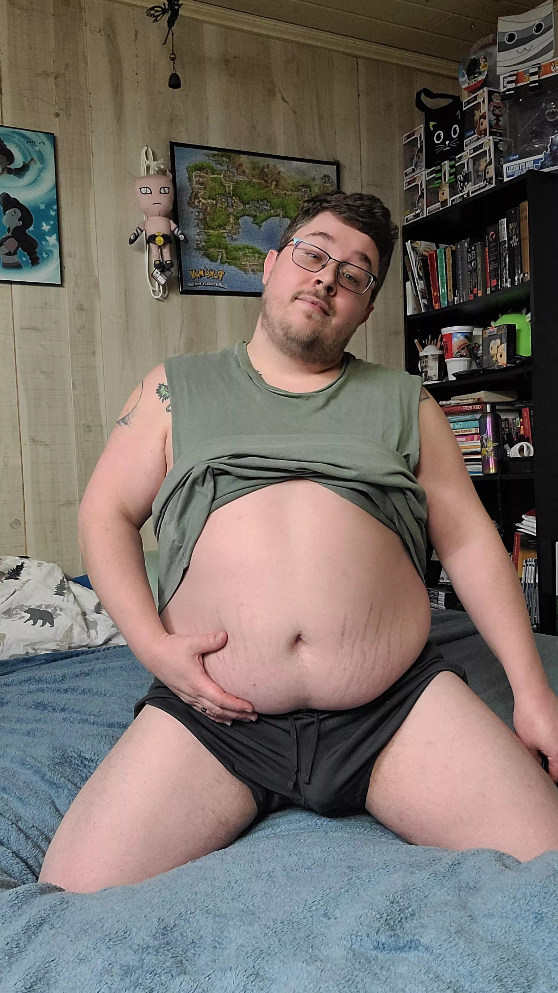 who's trying to get between these thighs😜 posted by CamsNerdCafe