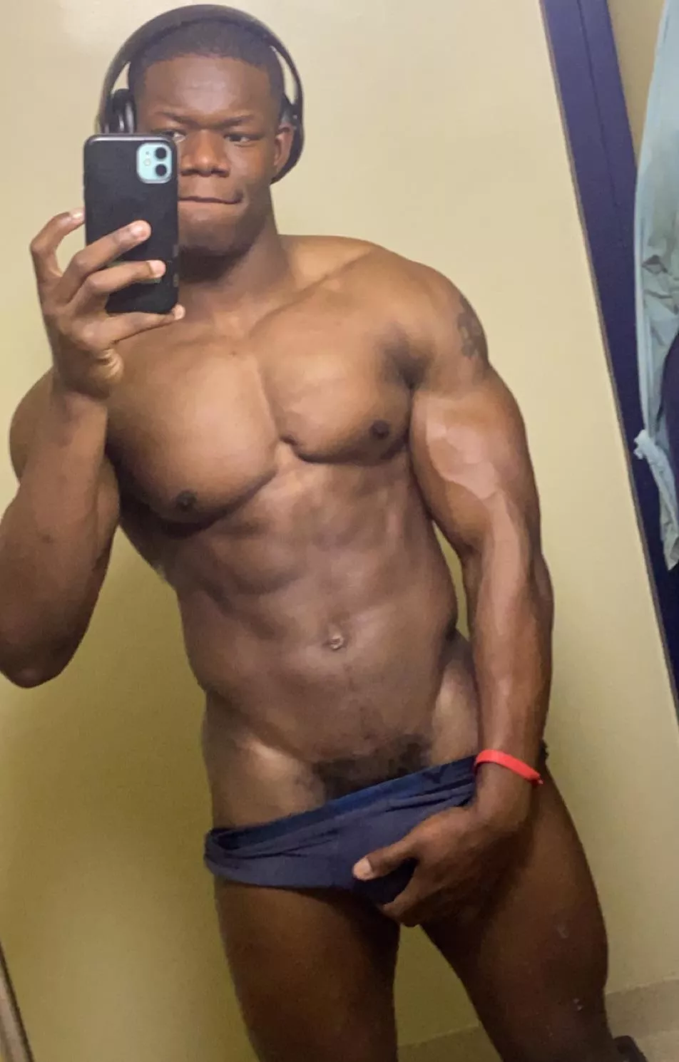 [23] flexing after chest pump 😈💪🏾 posted by Cold-Independence-45