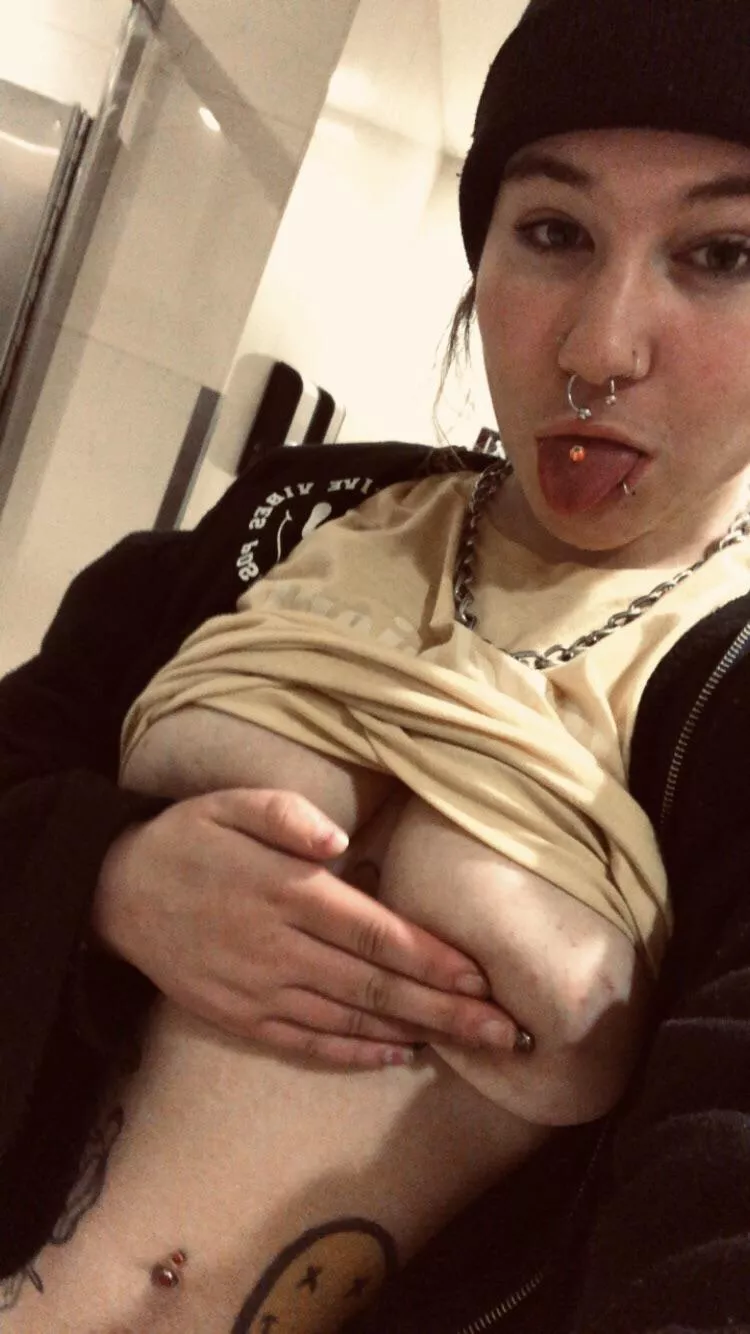 How will you be fixing up my tits for v-day (:? 19f posted by Sintiluturn