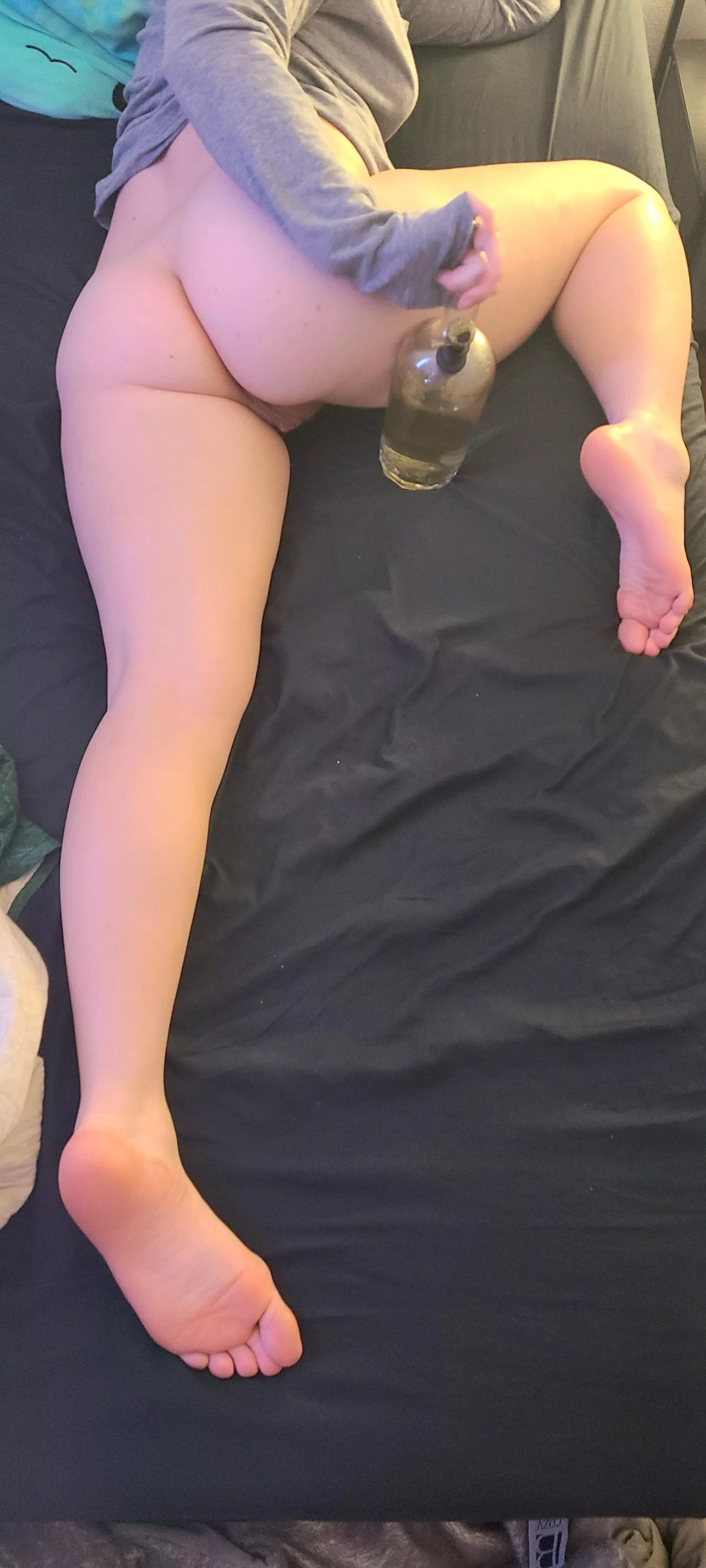 I am su[f]ficiently high and could use a cuddle buddy to smoke with posted by izzcas