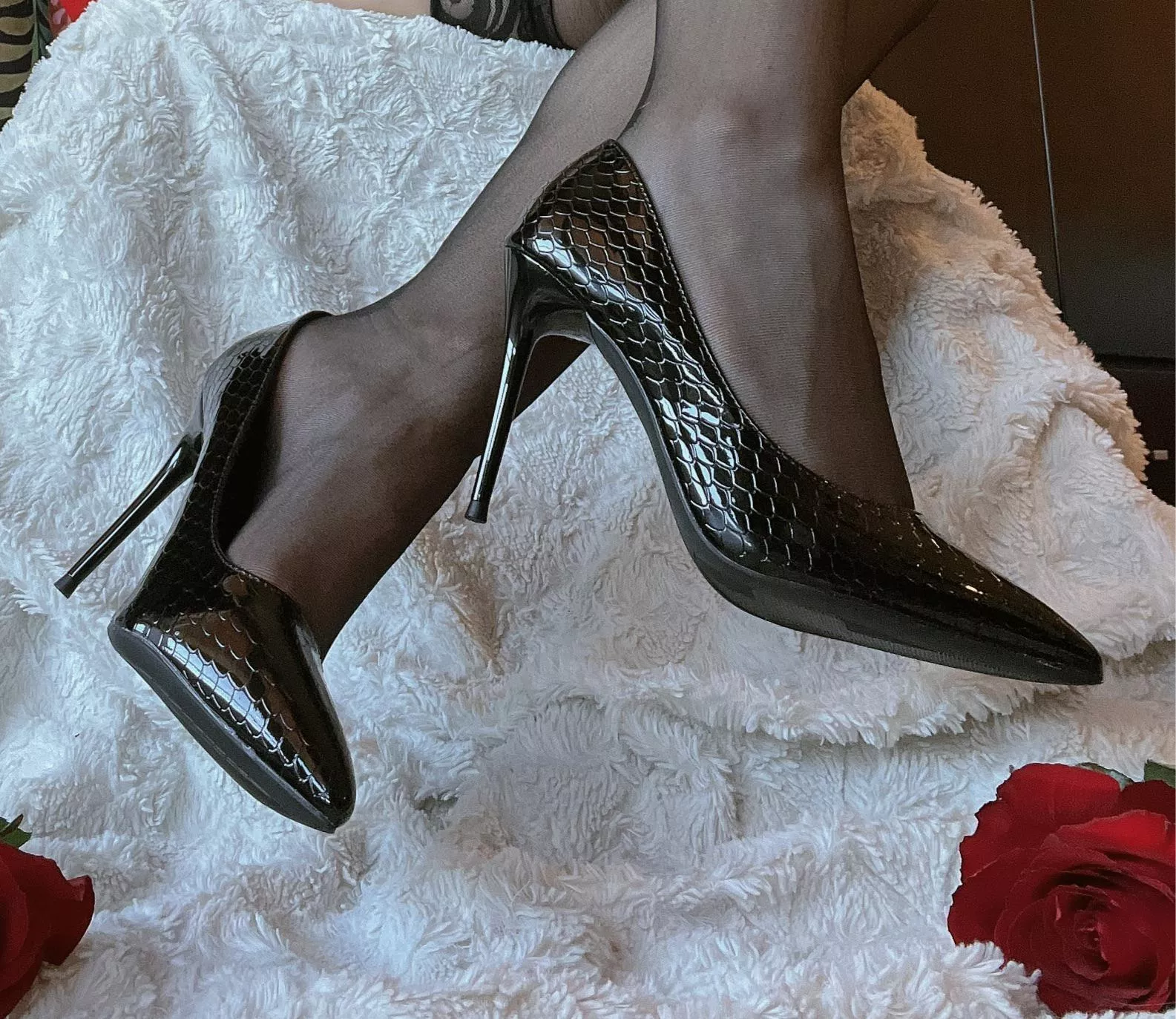 I do so adore black leather! posted by FeetOfMoria