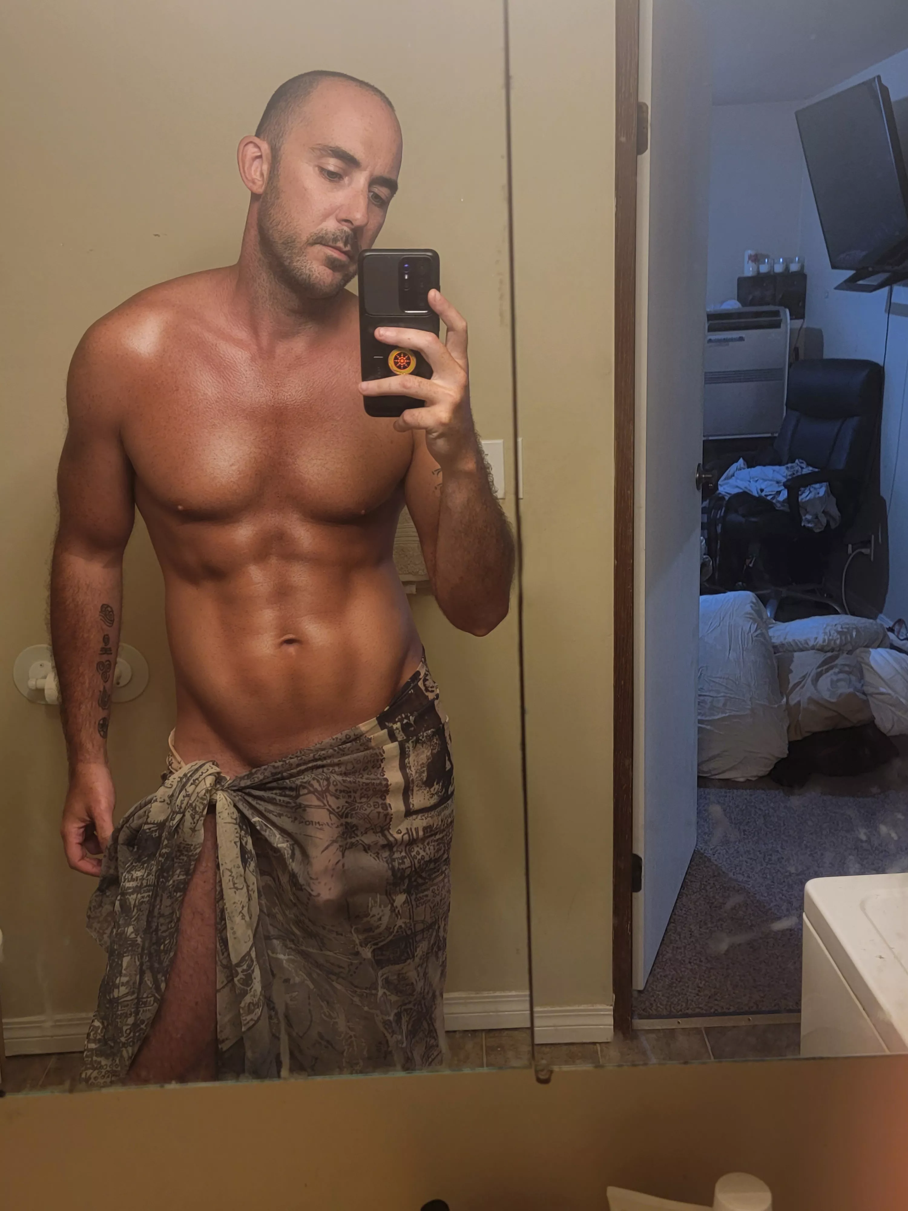 I get alot of looks when I wear my sarong out in public [37] 😈 posted by colandovision