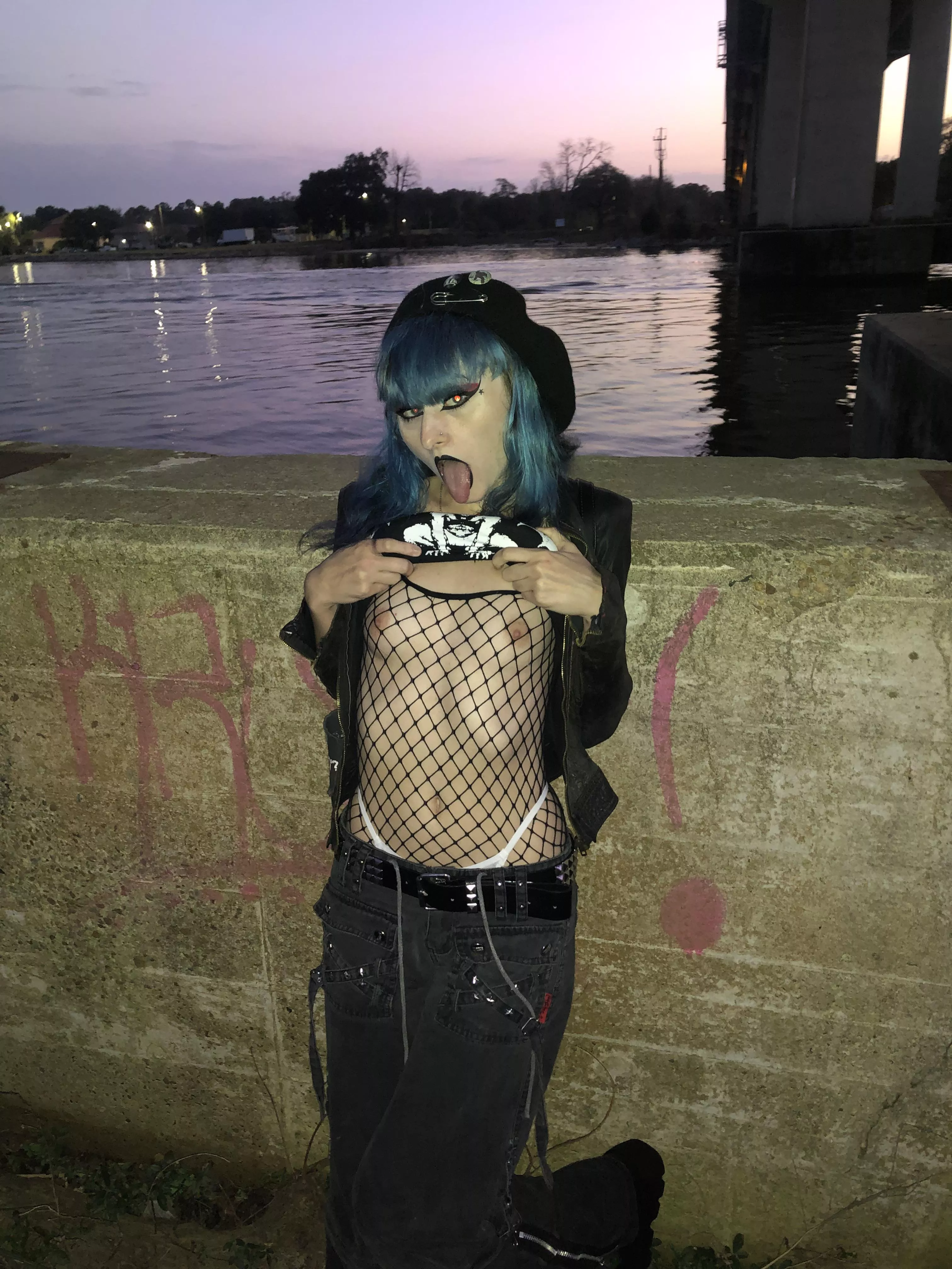 let’s enjoy the sunset posted by gloomybabyy