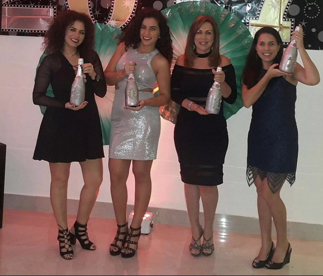 Mother with daughters posted by knightplaya