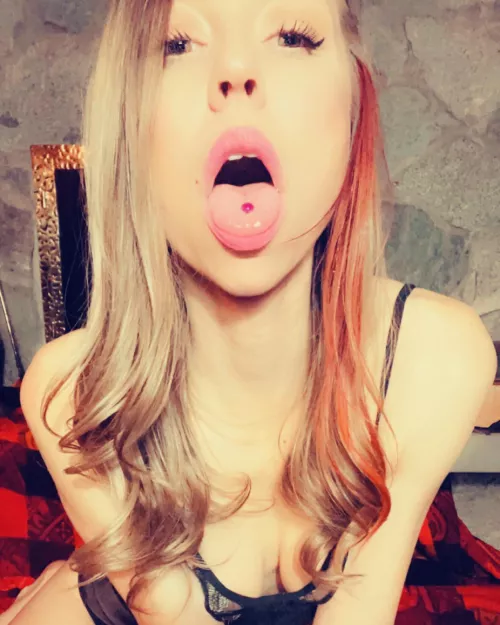 OMG your favourite Canadian mil{f} made a FREE PAGE!! 🫢😛 [OC] by lilDeeDeekjp