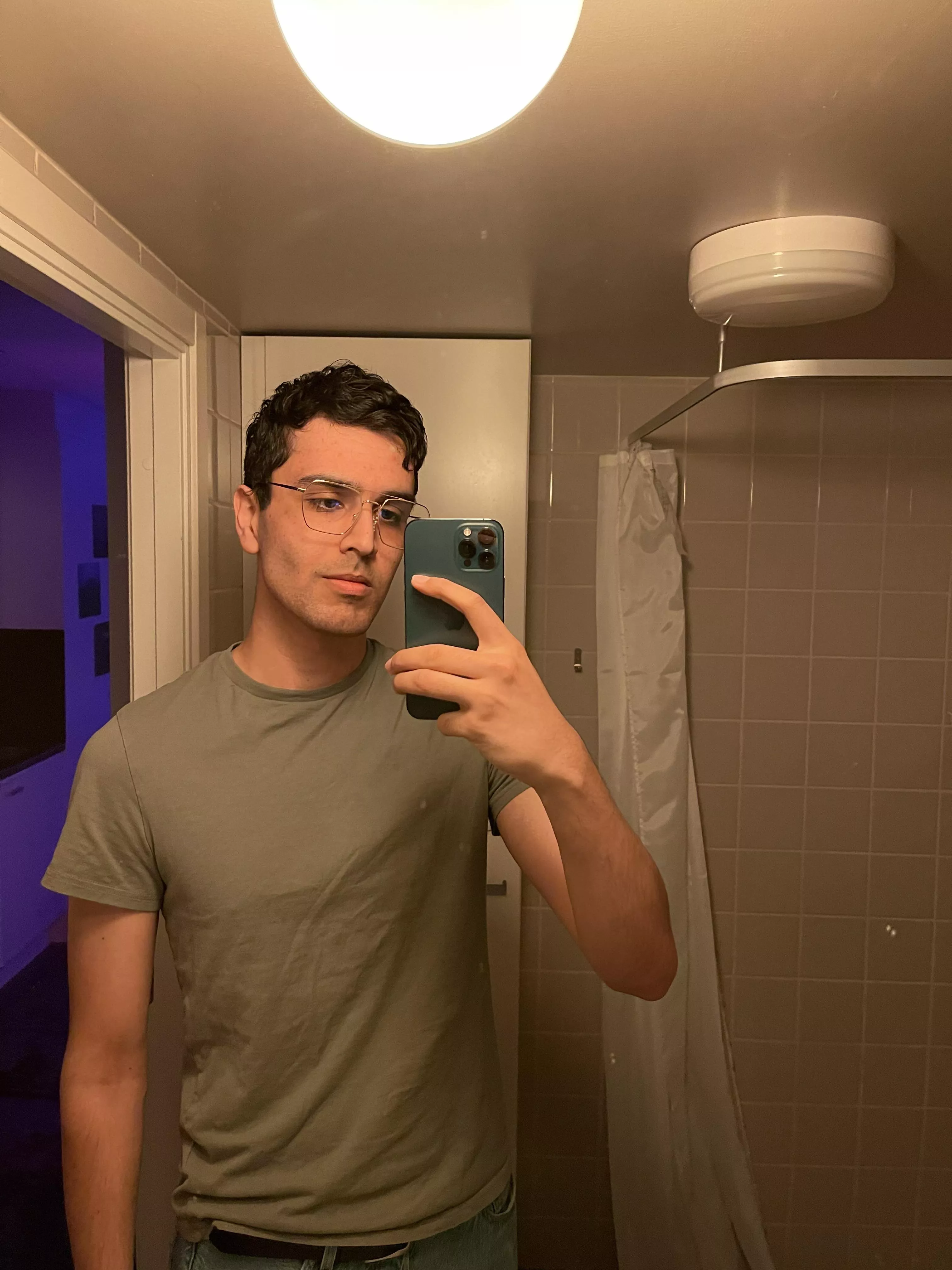 The ceiling is lower in the bathroom. I’m not a giant 🤓 posted by boysweden