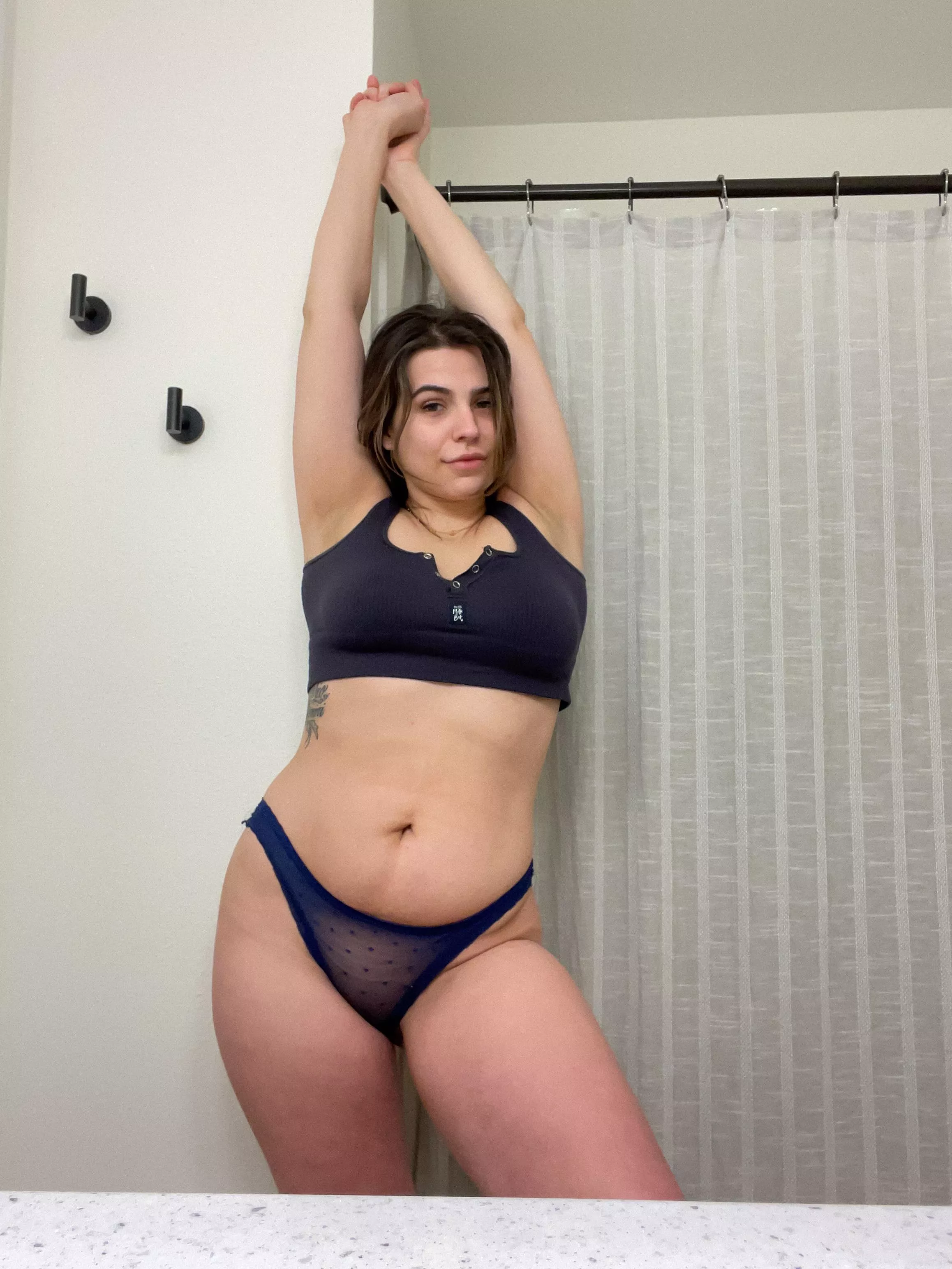 Thicker thighs means hip cleavage is easier to come by 😏😏😏 posted by livvy5493