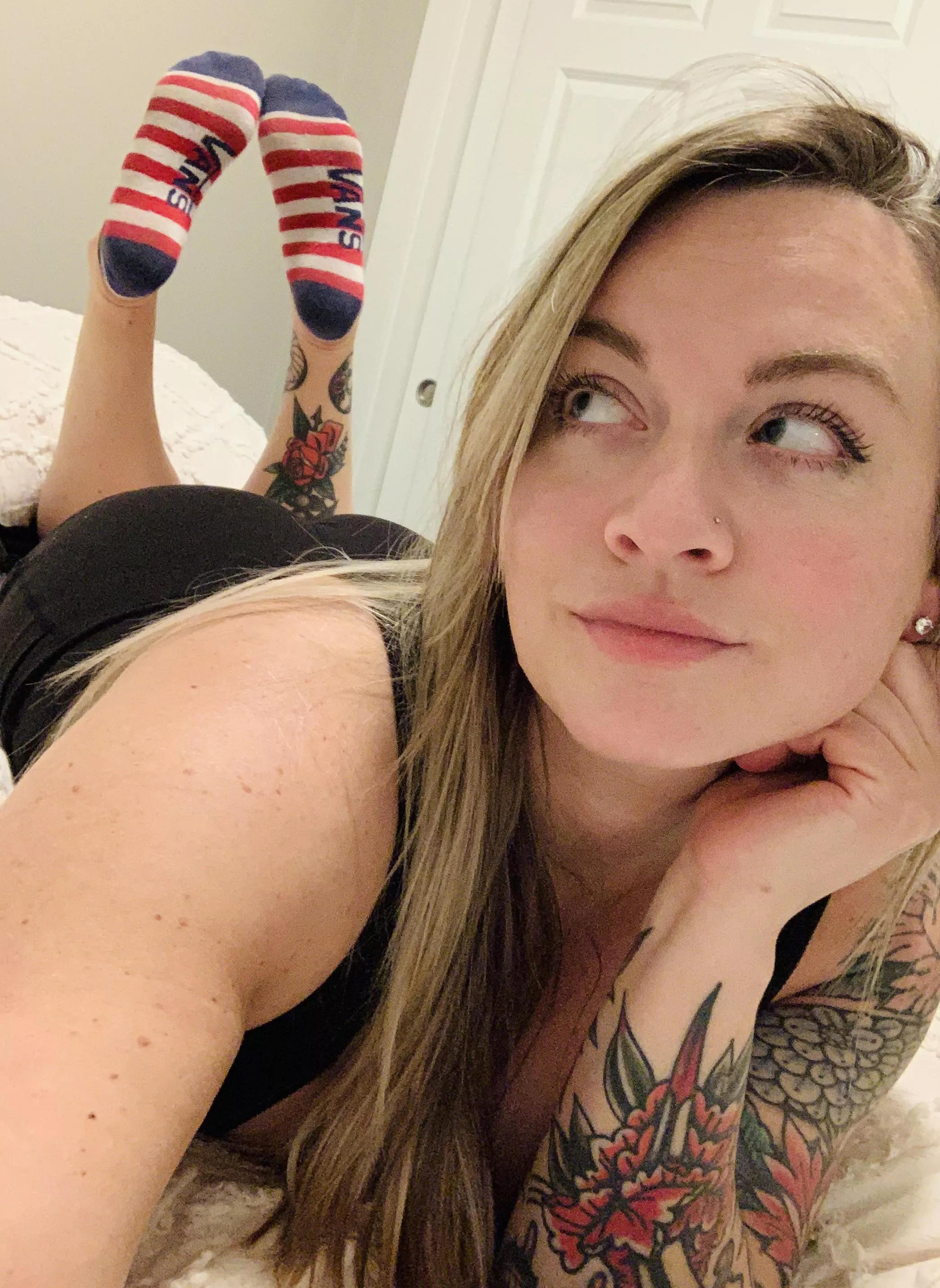 Well worn socks (25) shipped with tracking. 48 hour wear, 2 gym days and 2 proof of pic photos. Add ons extra ❤️ posted by Blondibliss