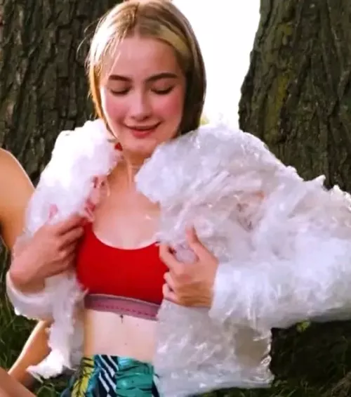 who is this girl, you guys must have watched her in 5minutecraft videos. by SolidDragonfly8010