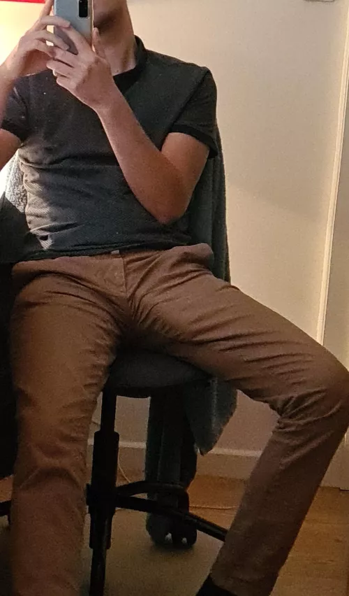 Would you go under the desk? by vtilde