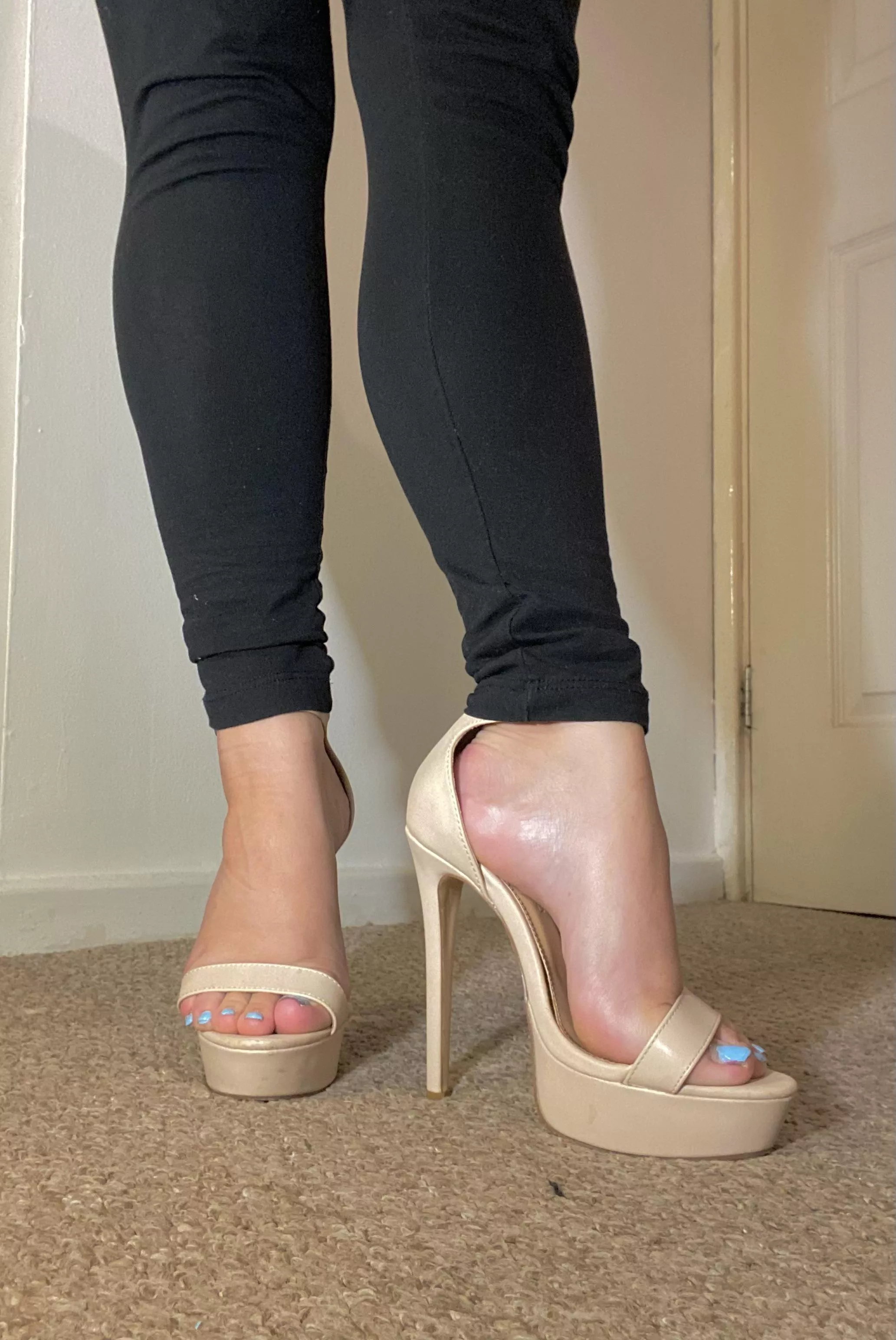 Blue toes x posted by Bluediamondxx