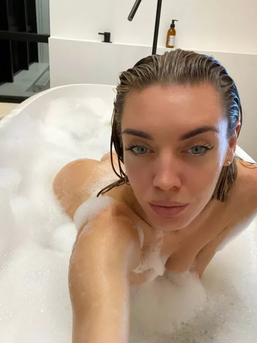 Fresh from the shower by Girl_FromTheCity