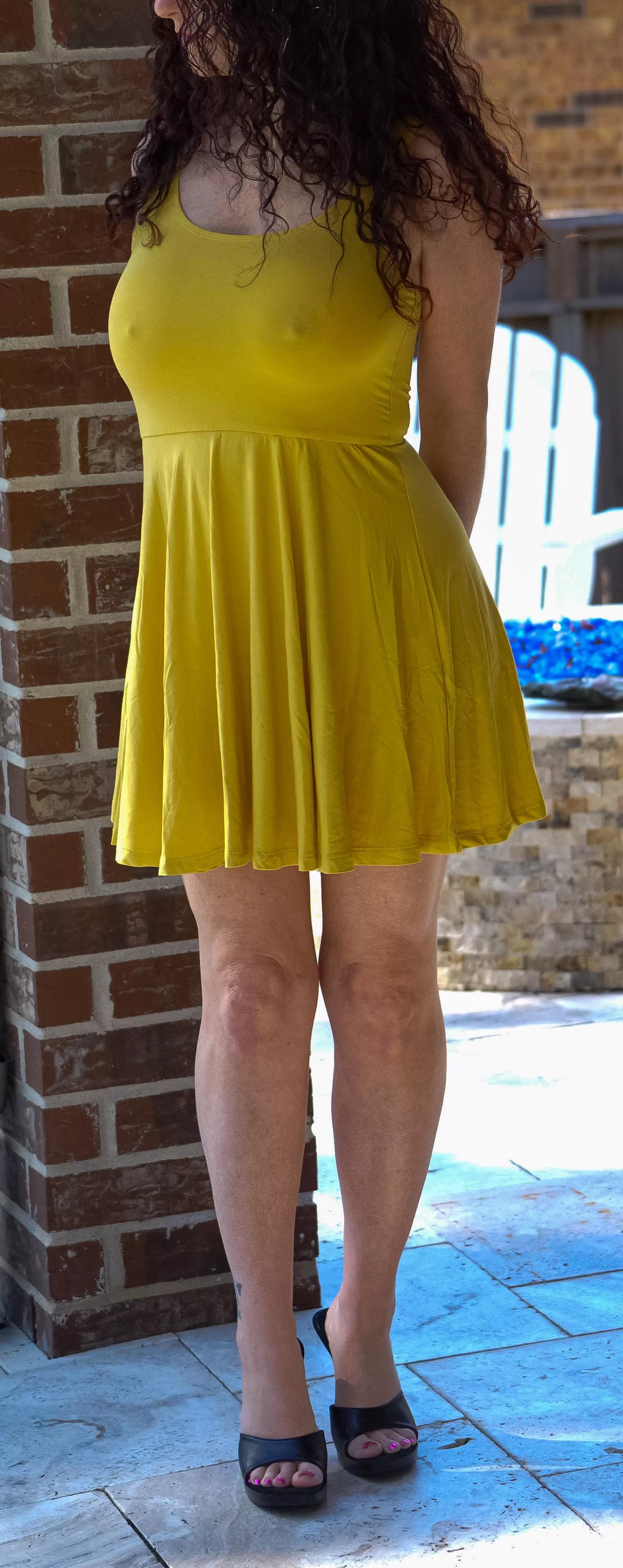 Hourglass figure and Braless posted by MrsRobynsin