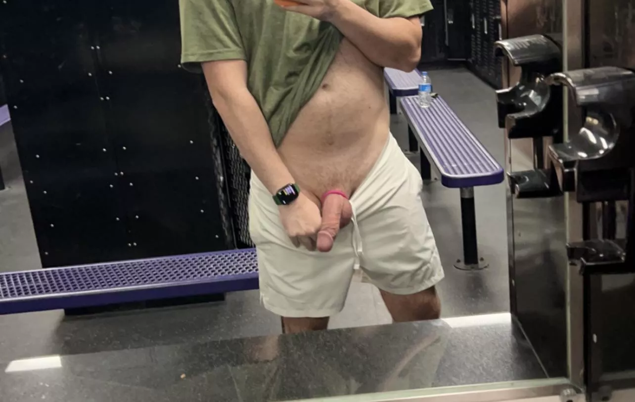 Locker rooms turn me on posted by Relative-Welder7275