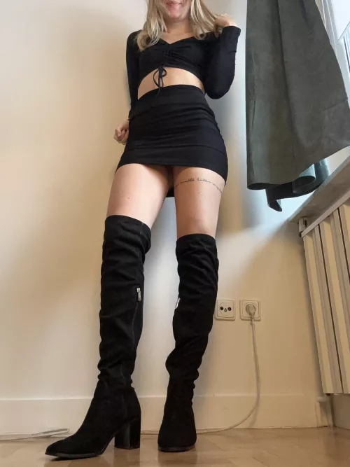 Long legs and short skirts by kallme_sophia